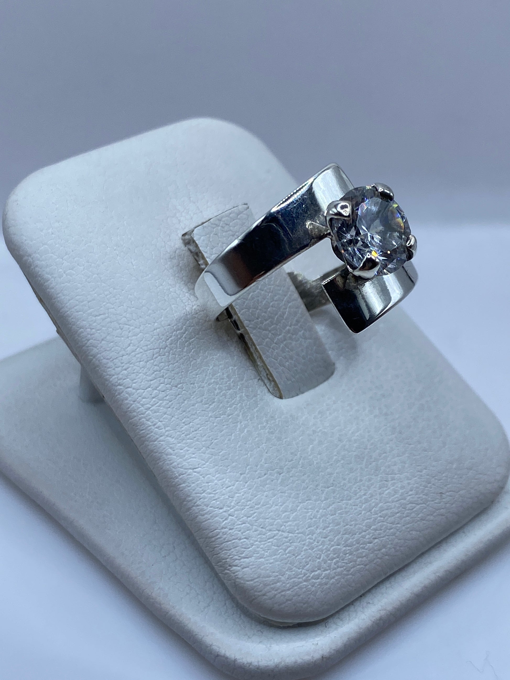 Vista lateral del anillo minimalista mostrando el engaste a mano de la circonia