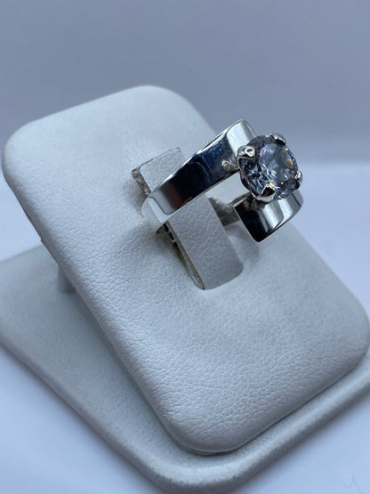 Vista lateral del anillo minimalista mostrando el engaste a mano de la circonia