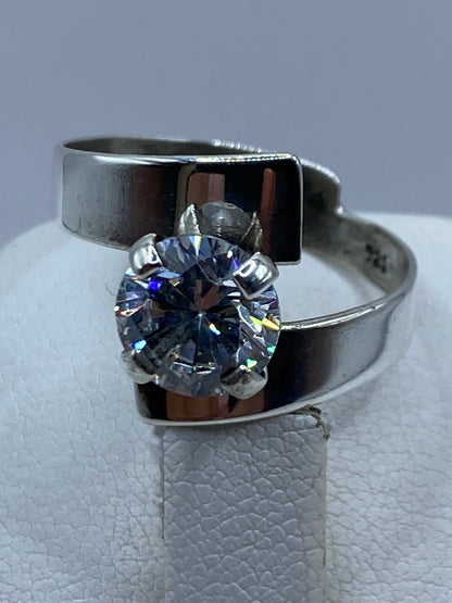 Detalle de la circonia blanca cortada en facetas con fuego diamantino en plata .925