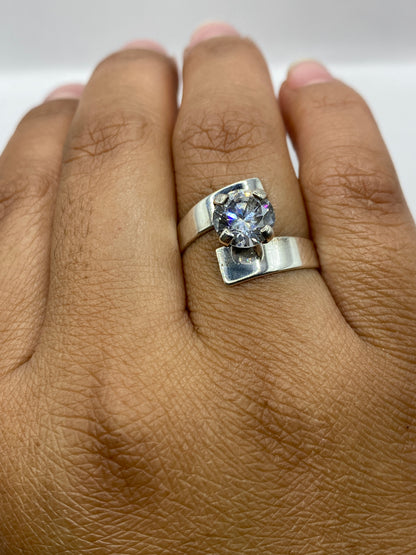 Anillo solitario en dedo con sello .925 MEXICO visible en la banda