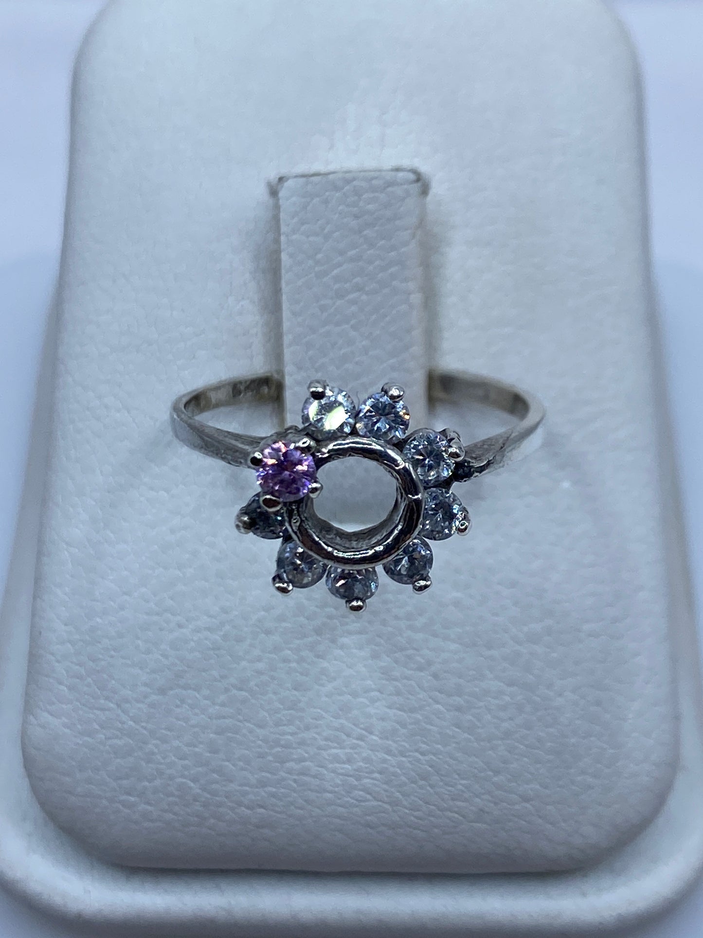 Anillo de plata solitario con circonia blanca brillante en talla 8