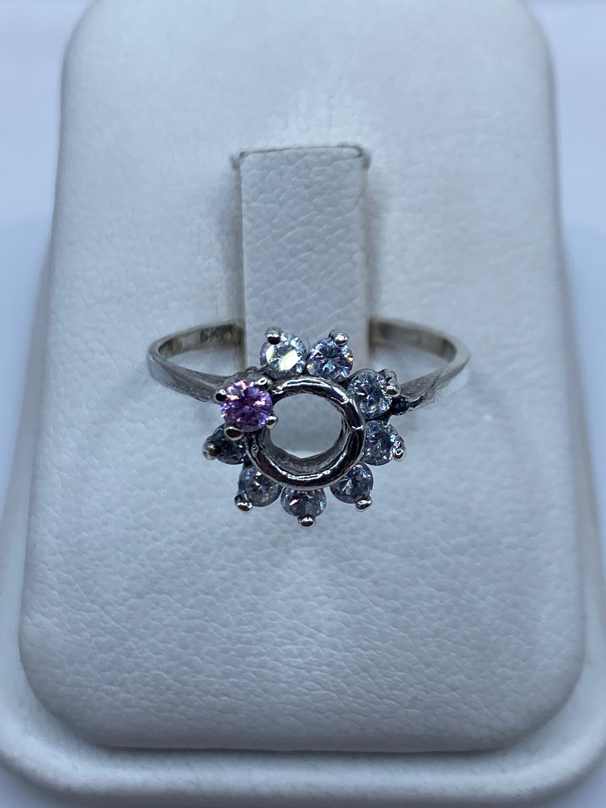 Anillo de plata solitario con circonia blanca brillante en talla 8