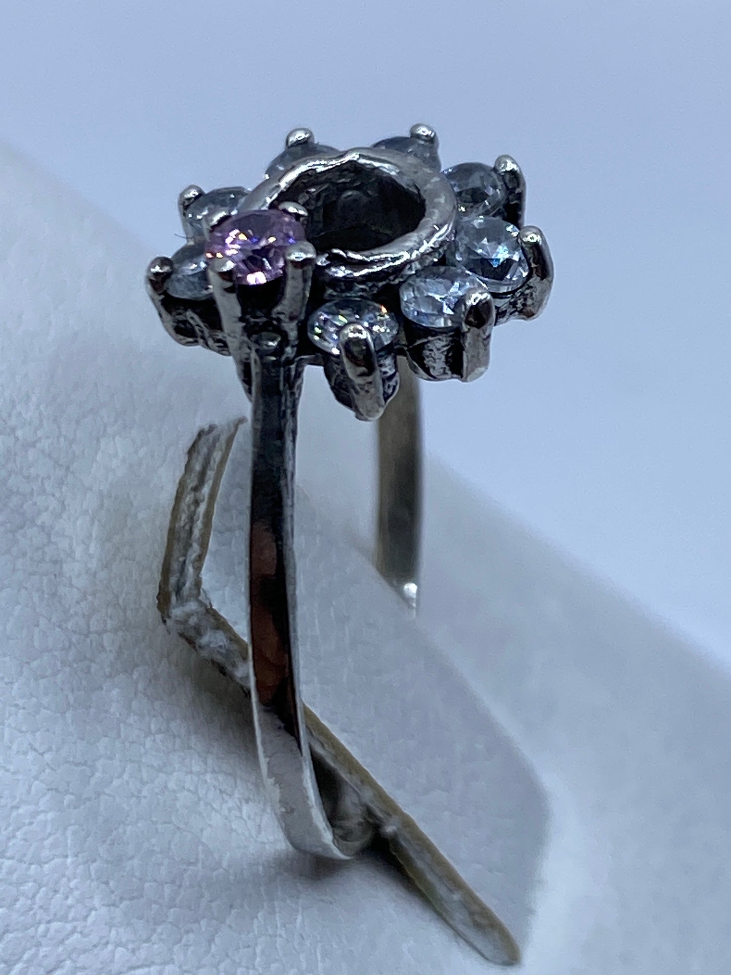 Detalle del engaste y brillo de la circonia en anillo Taxco .925