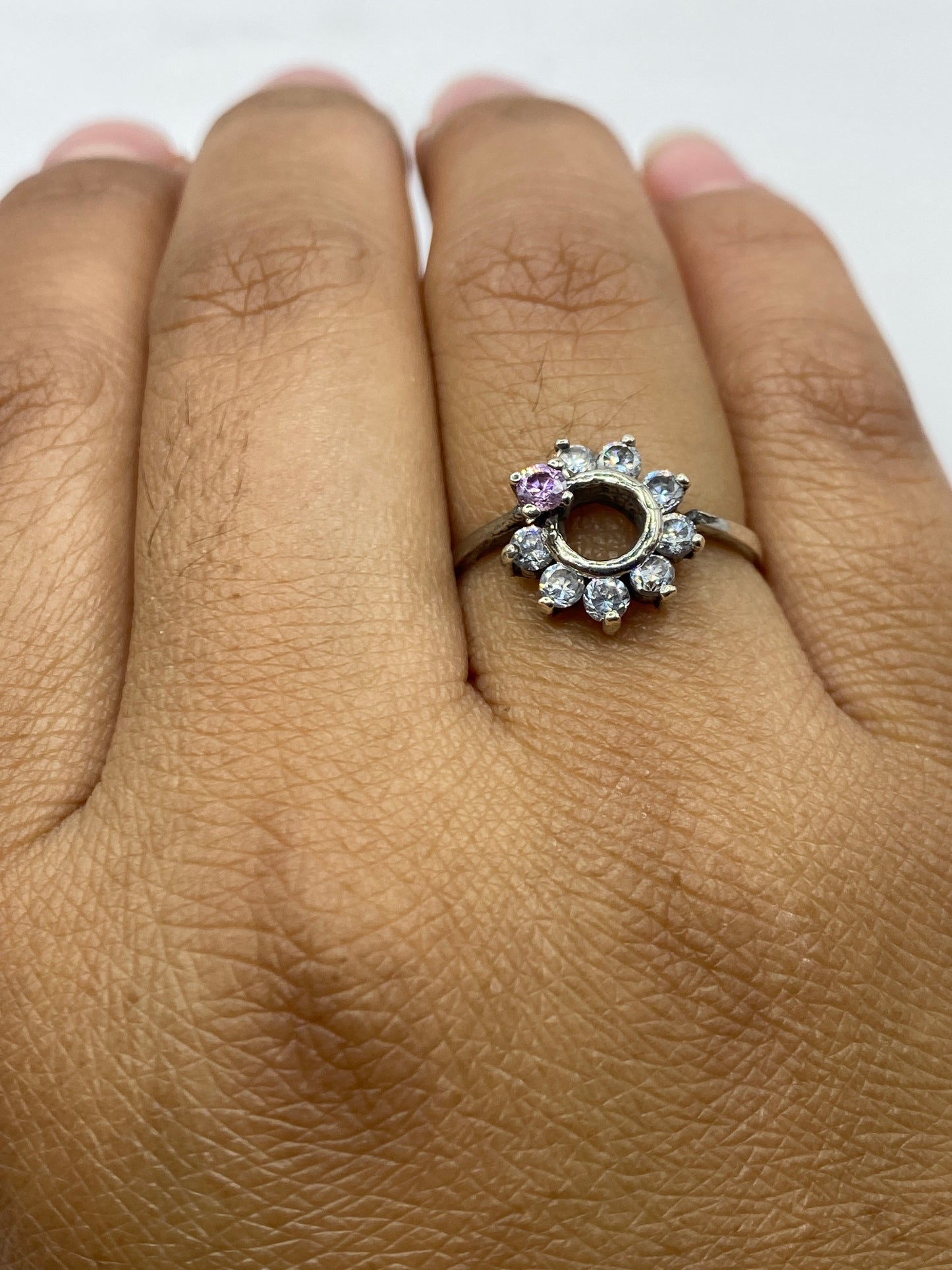 Anillo solitario sobre fondo blanco mostrando el sello 925 México