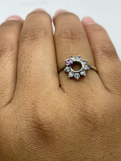 Anillo solitario sobre fondo blanco mostrando el sello 925 México