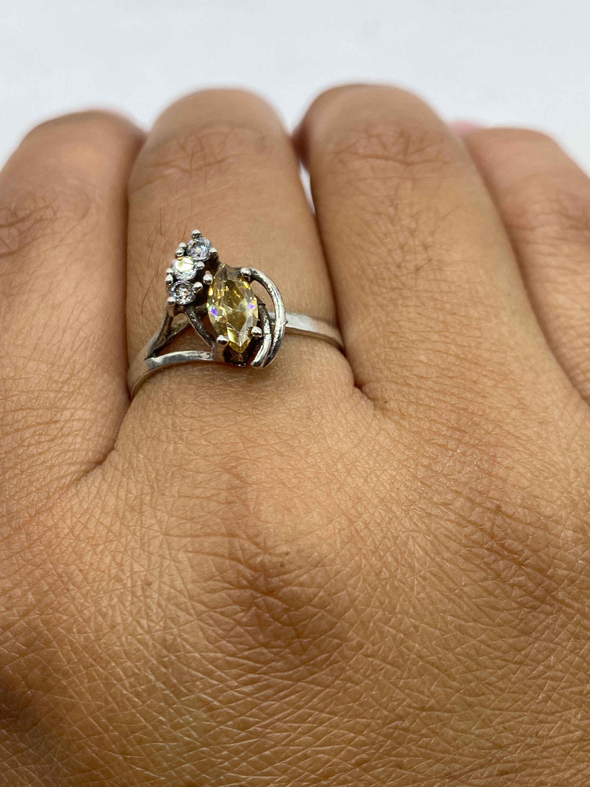 Anillo solitario sobre fondo gris mostrando el brillo de la circonia café
