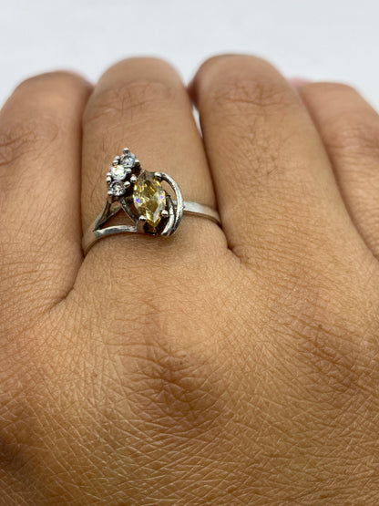 Anillo solitario sobre fondo gris mostrando el brillo de la circonia café