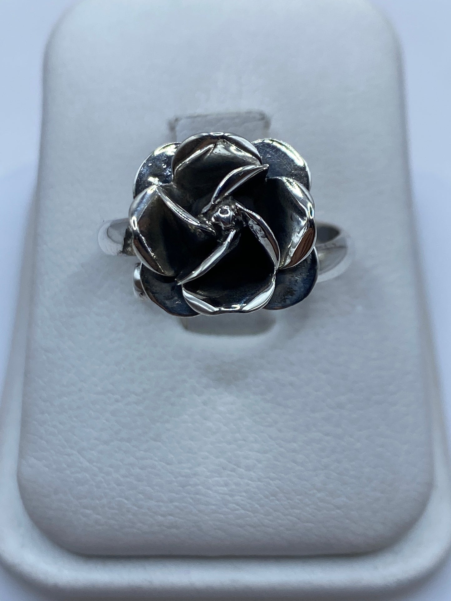 Anillo rosa de plata .925 ajustable en estuche blanco, vista frontal
