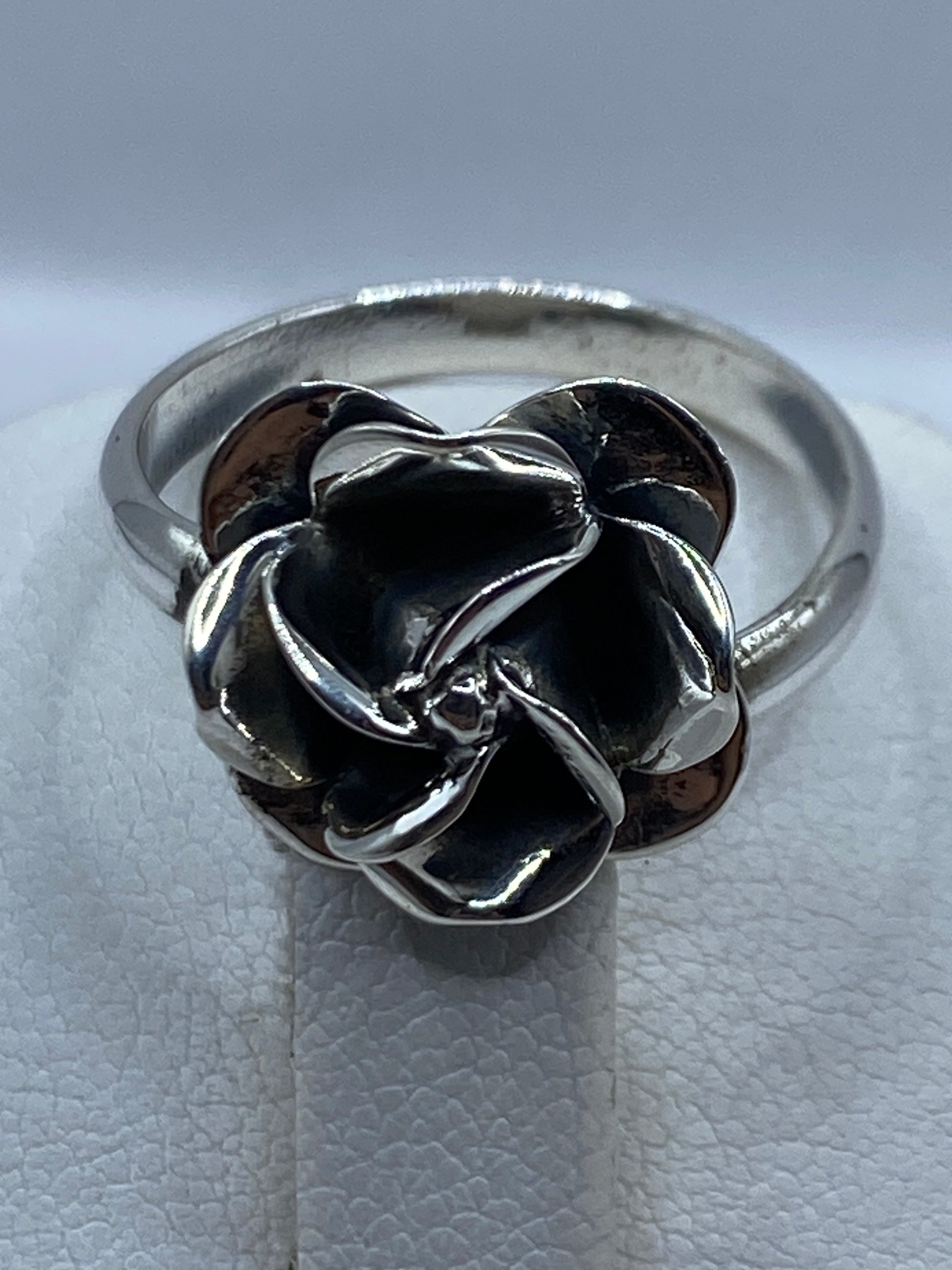 Detalle del pulido brillante y engaste artesanal de la rosa de plata