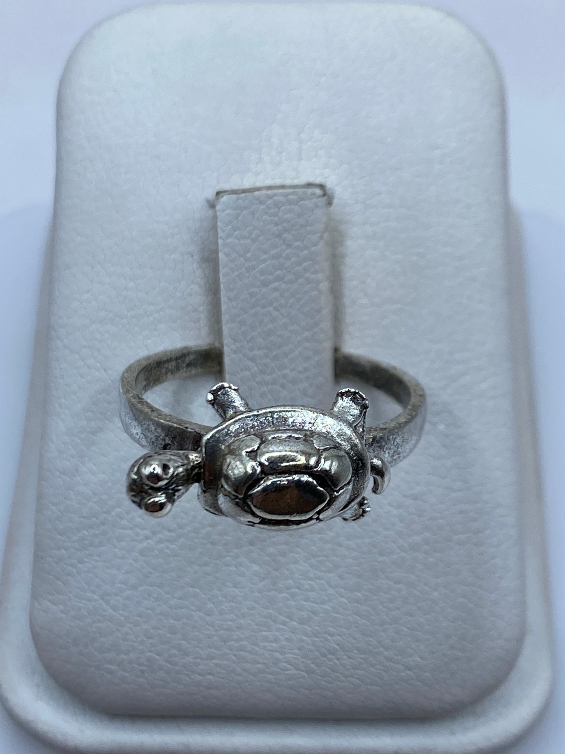 Anillo de plata con tortuga artesanal en alto relieve, talla 8