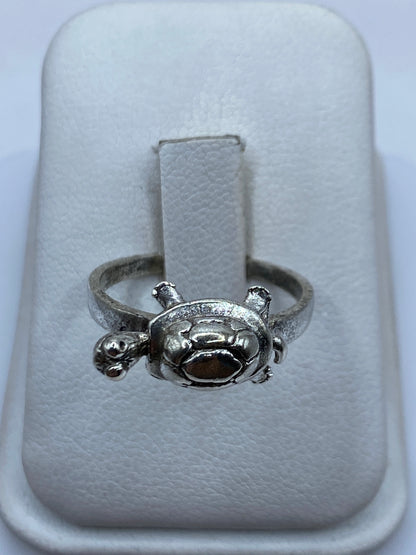 Anillo de plata con tortuga artesanal en alto relieve, talla 8