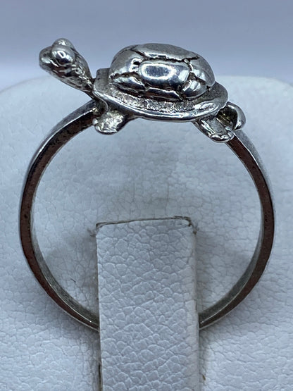Vista lateral del anillo de plata con tortuga, detalle de la banda