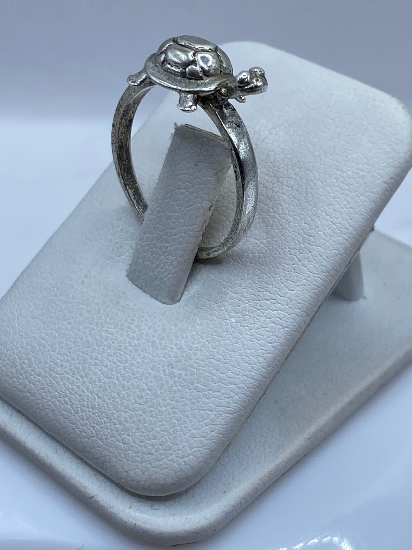 Anillo de tortuga en plata .925 worn en dedo, mostrando el caparazón texturado