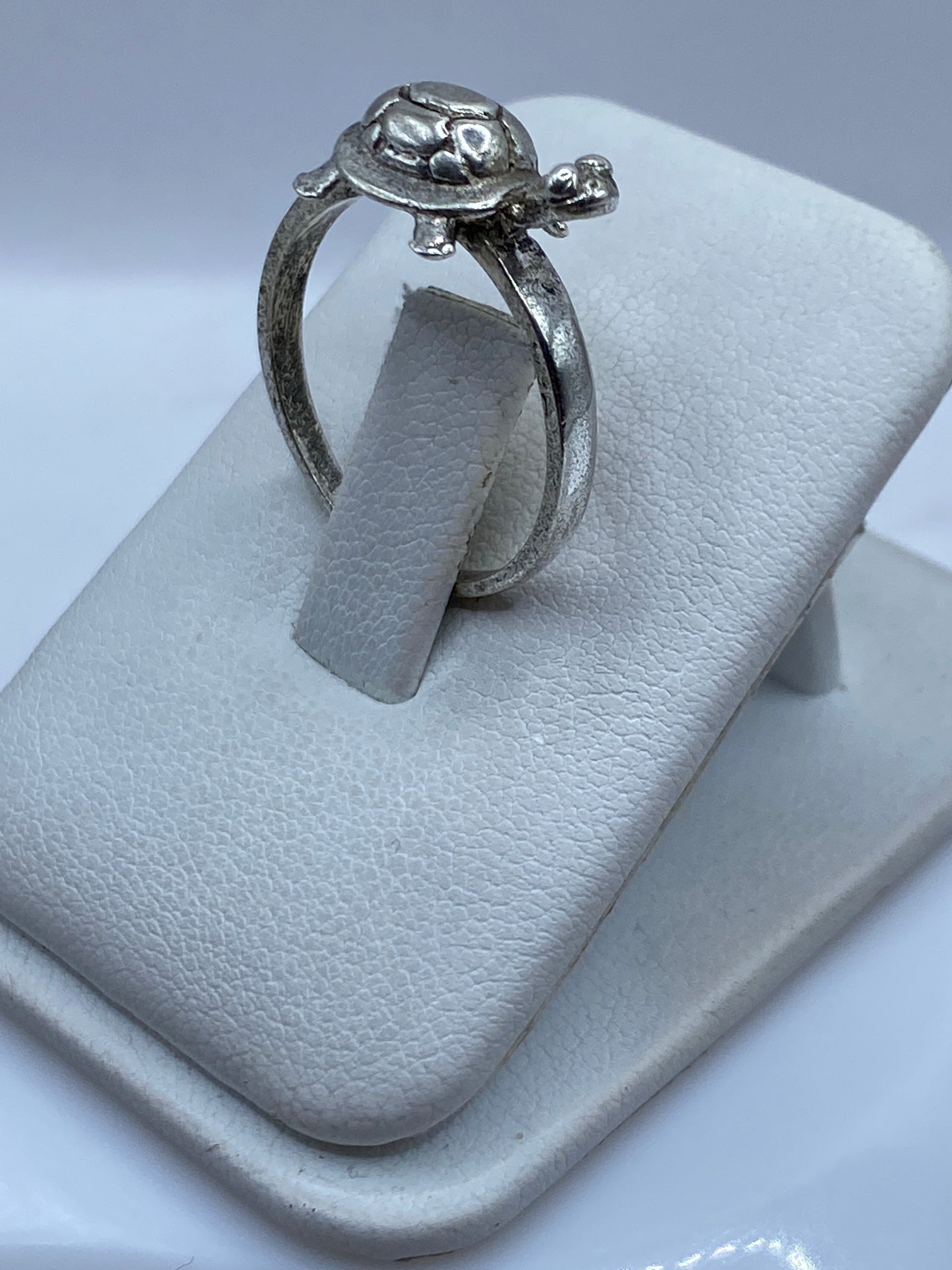 Anillo de tortuga en plata .925 worn en dedo, mostrando el caparazón texturado