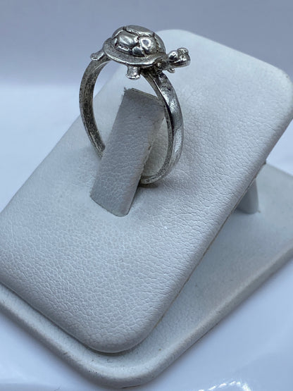 Anillo de tortuga en plata .925 worn en dedo, mostrando el caparazón texturado