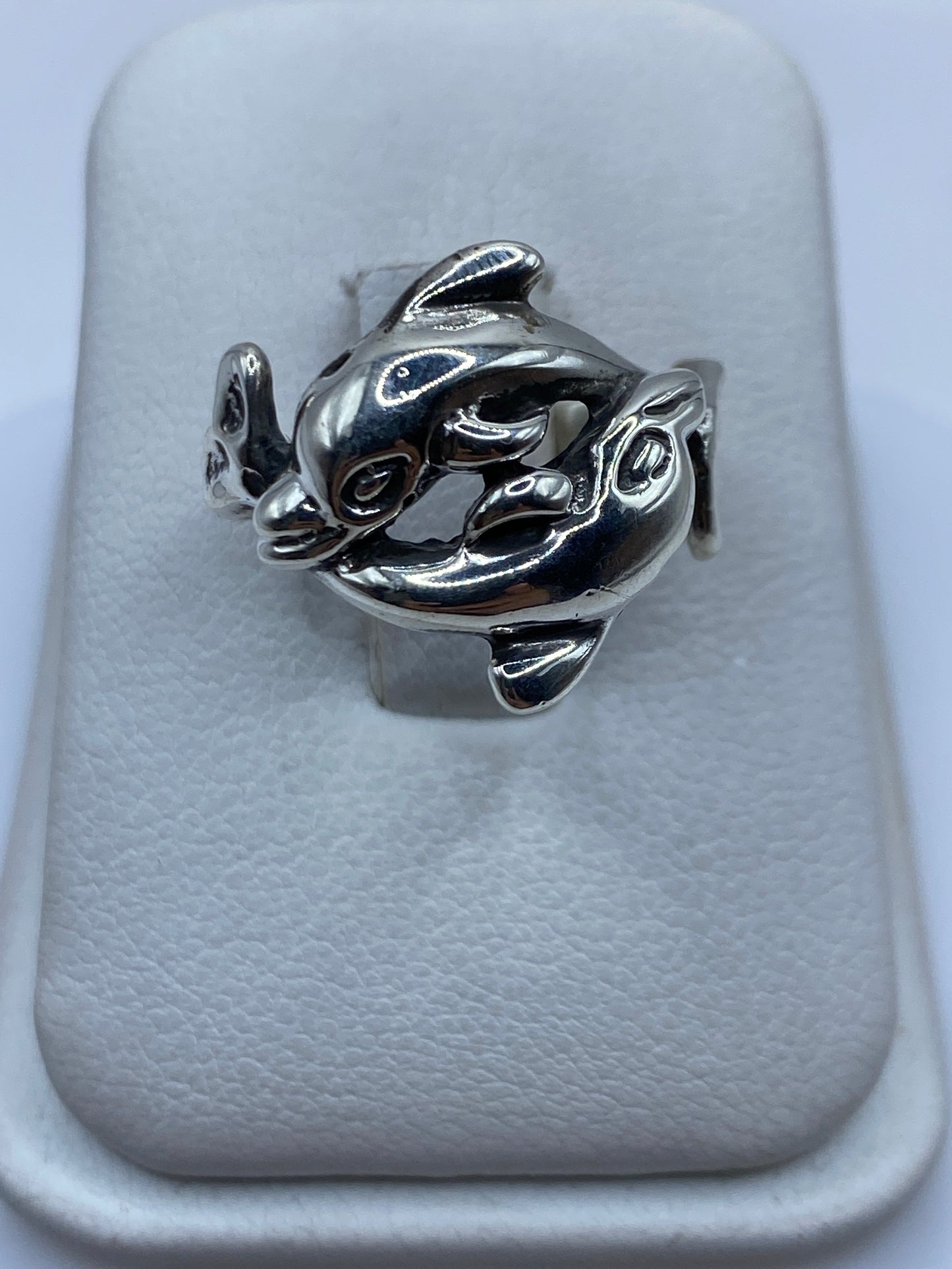 Anillo de plata con delfín artesanal en relieve, brillante y detallado