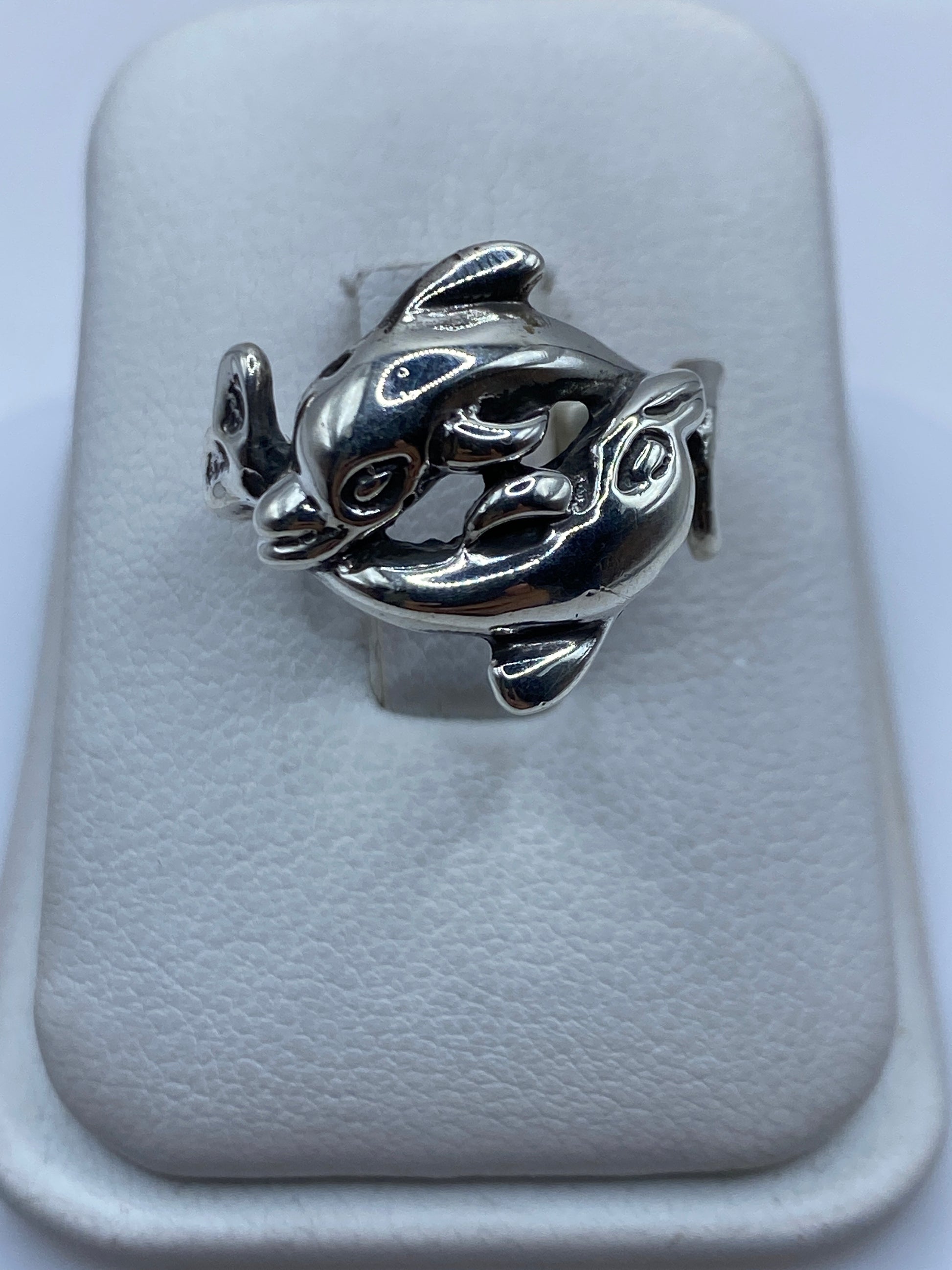 Anillo de plata con delfín artesanal en relieve, brillante y detallado