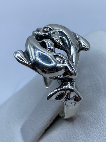 Detalle del delfín fundido en plata con oscurecimiento en líneas