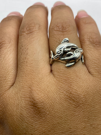 Anillo en mano de mujer mostrando peso y presencia del diseño marino