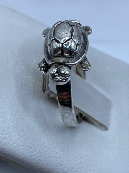 Anillo tortuga de plata .925 en mano de mujer, mostrando proporción y brillo