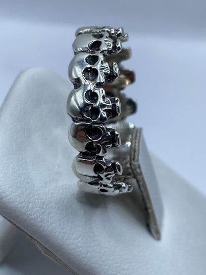 Vista de perfil del anillo de plata .925 calaveras en la mano