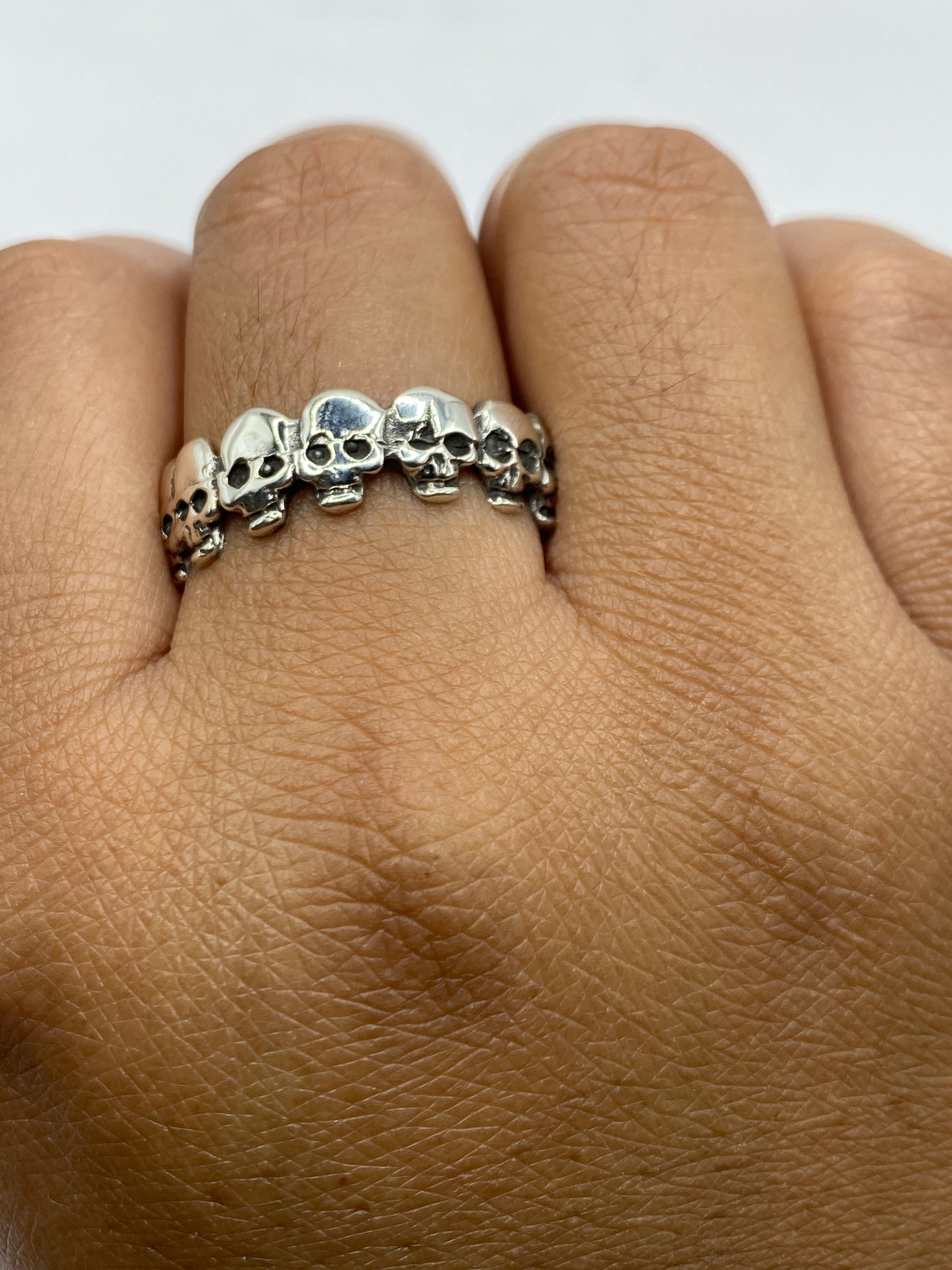 Anillo de plata sobre balanza mostrando peso de 5.6 gramos y sello .925