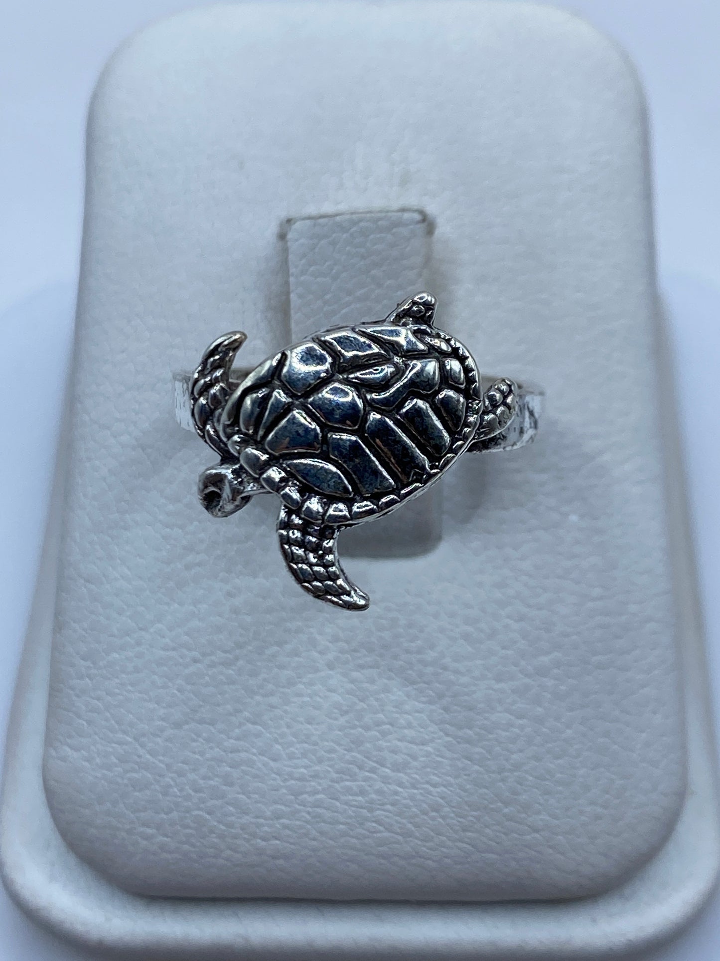 Anillo de plata tortuga marina con caparazón detallado en estuche blanco