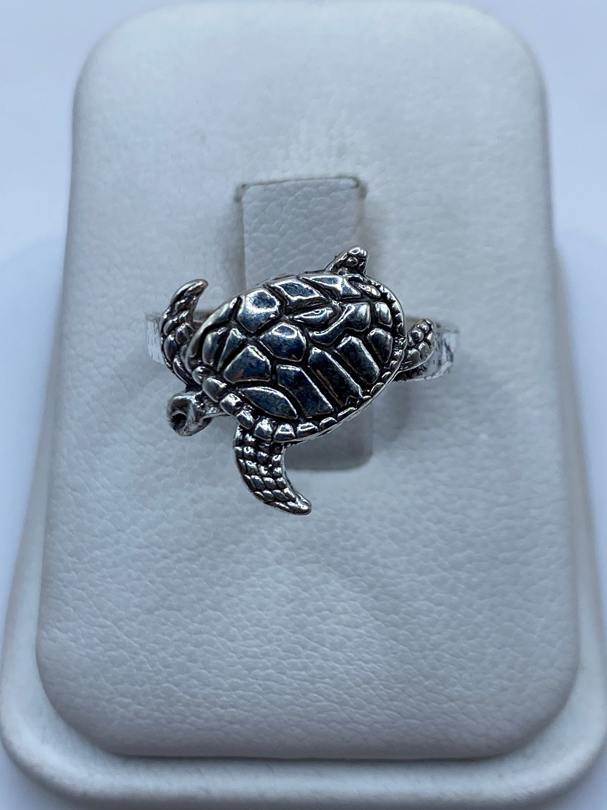 Anillo de plata tortuga marina con caparazón detallado en estuche blanco