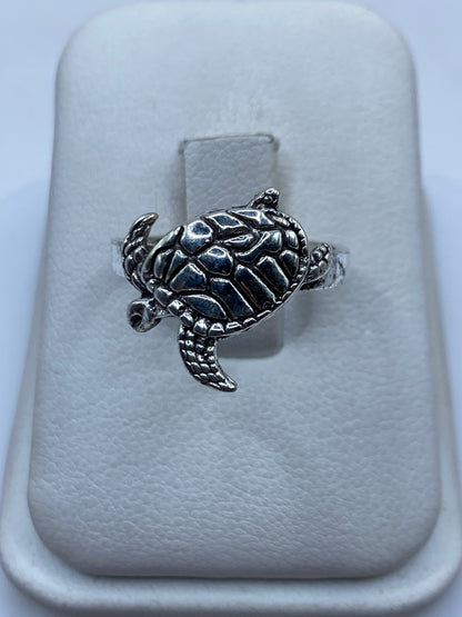 Anillo de plata tortuga marina con caparazón detallado en estuche blanco