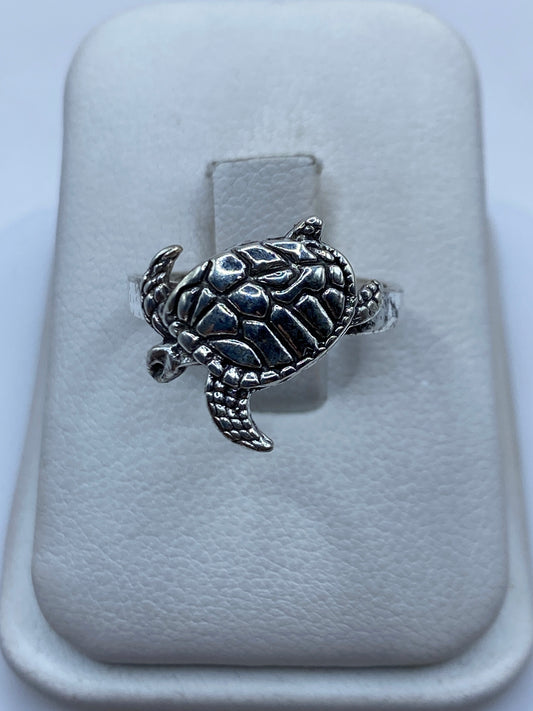 Anillo de plata tortuga marina con caparazón detallado en estuche blanco