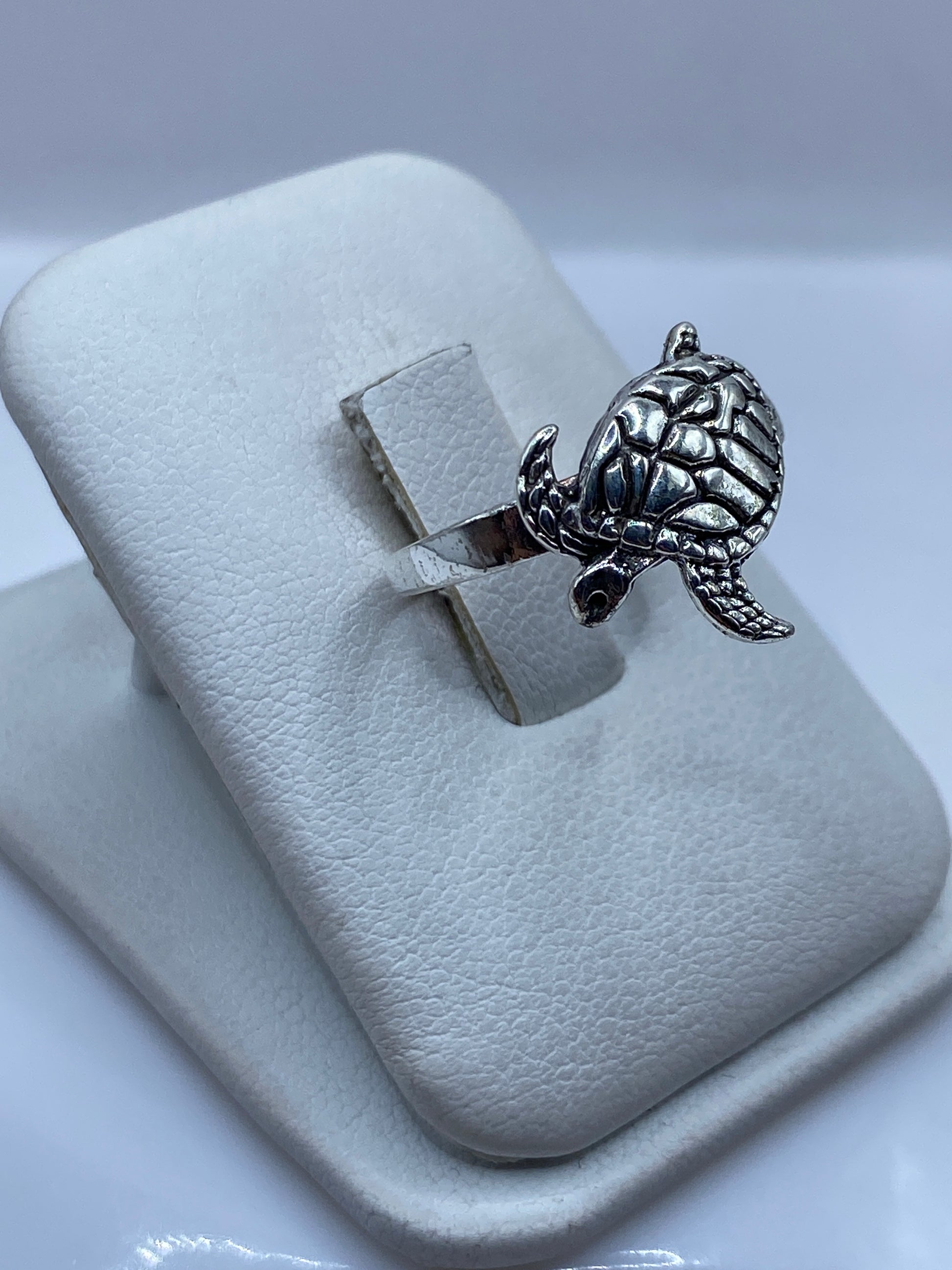 Vista lateral del anillo tortuga en plata .925 mostrando textura realista