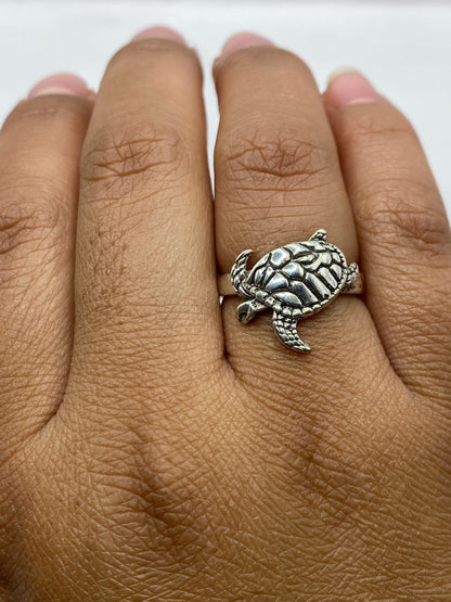 Anillo tortuga en dedo mostrando presencia y proporciones del diseño realista