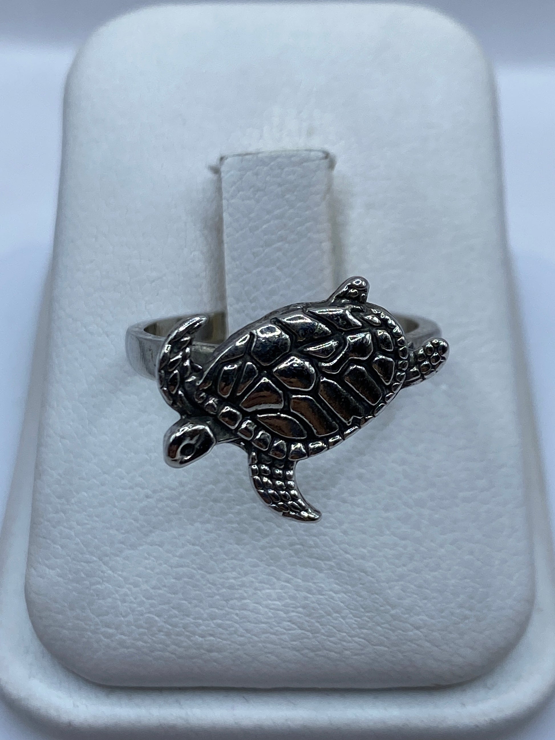 Anillo de plata tortuga fundido, vista frontal con detalles del caparazón artesanal