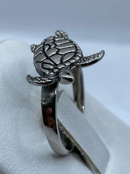 Detalle lateral del anillo tortuga, observándose la banda de plata y la forma escultórica