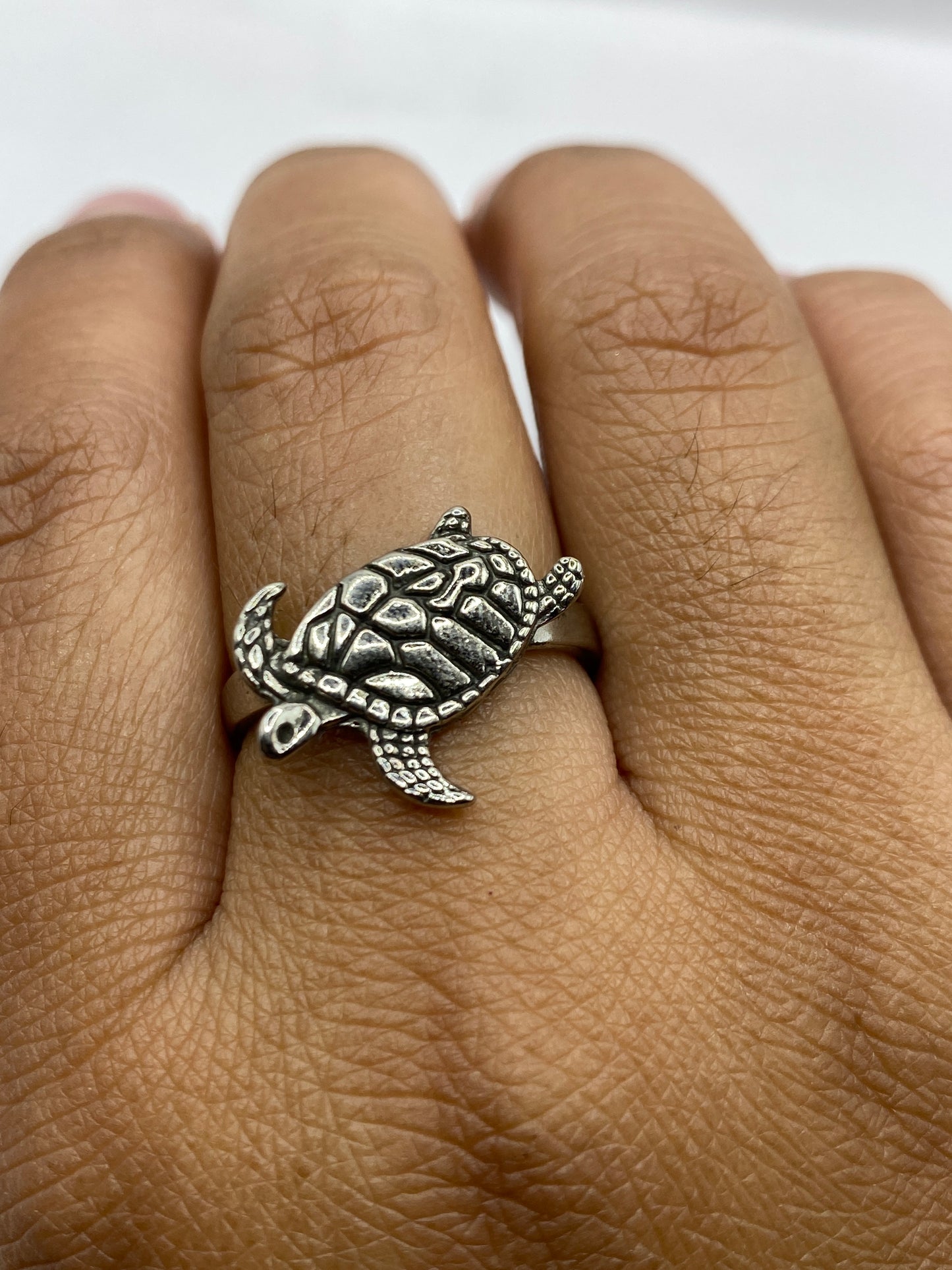 Anillo tortuga sobre fondo blanco con sello .925 MEXICO visible en la banda interior