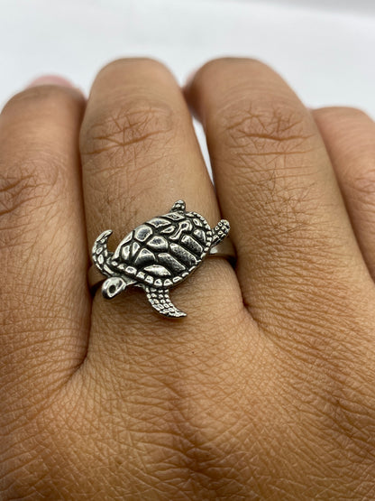 Anillo tortuga sobre fondo blanco con sello .925 MEXICO visible en la banda interior