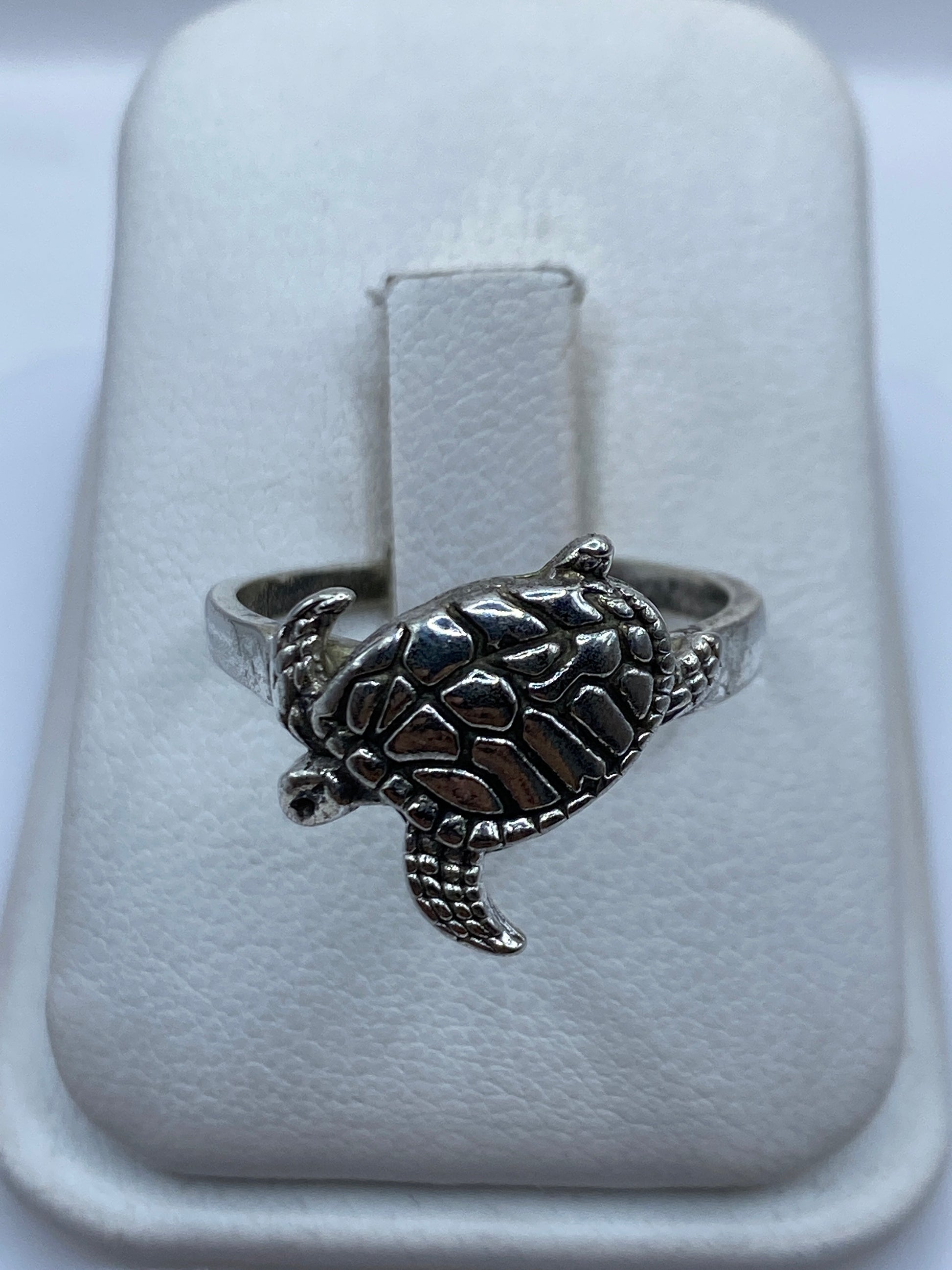 Anillo de plata tortuga grabado a mano, vista superior en color natural .925