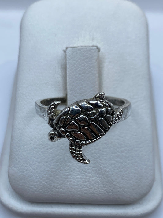 Anillo de plata tortuga grabado a mano, vista superior en color natural .925