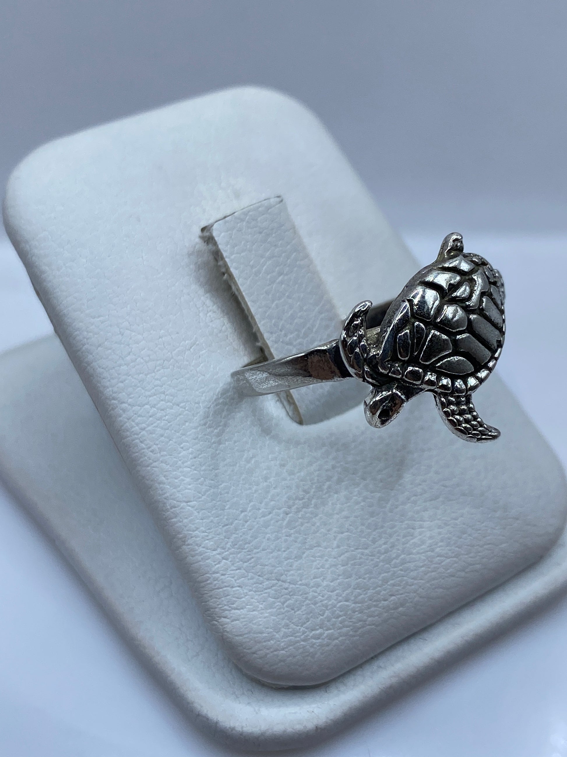 Lado del anillo tortuga mostrando el caparazón detallado en perspectiva