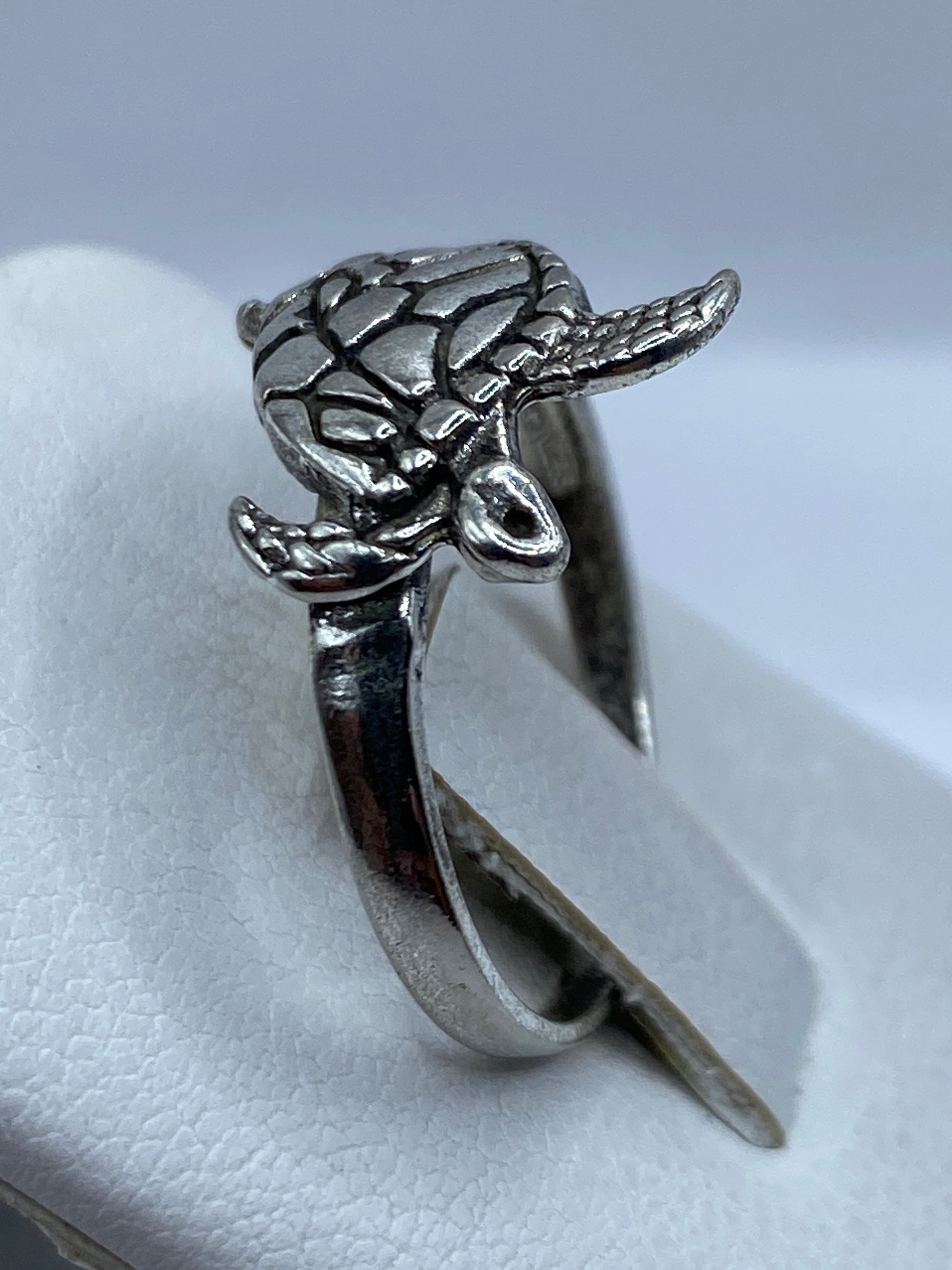 Anillo tortuga de plata puesto en dedo de mujer, diseño artesanal de Taxco