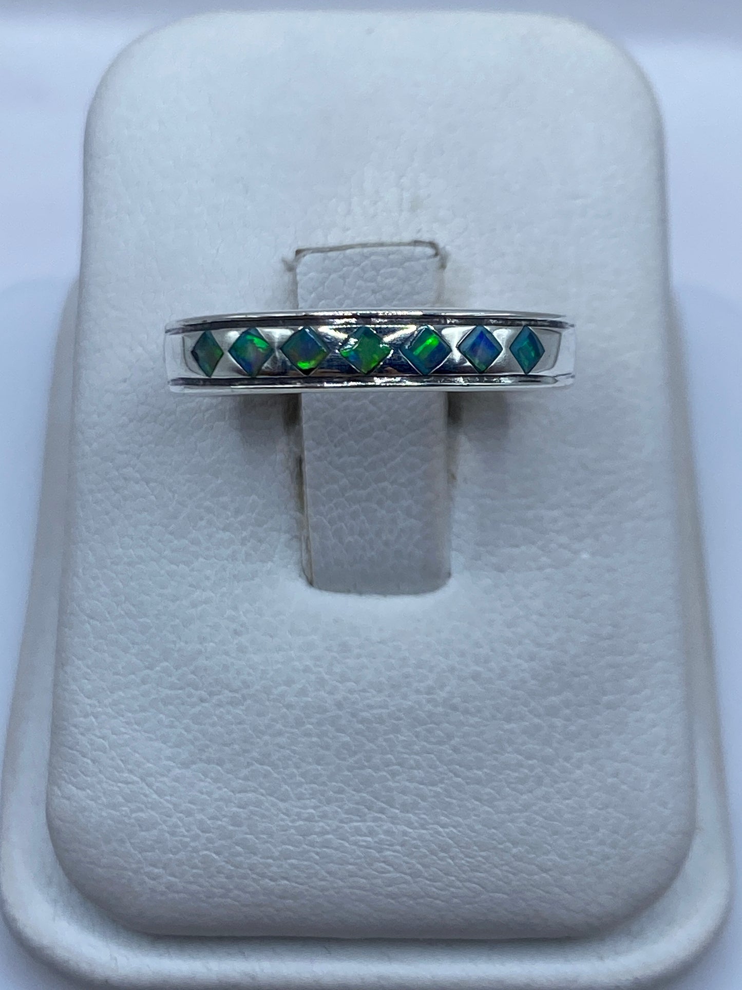 Anillo de plata .950 con ópalo de fuego azul en estuche blanco
