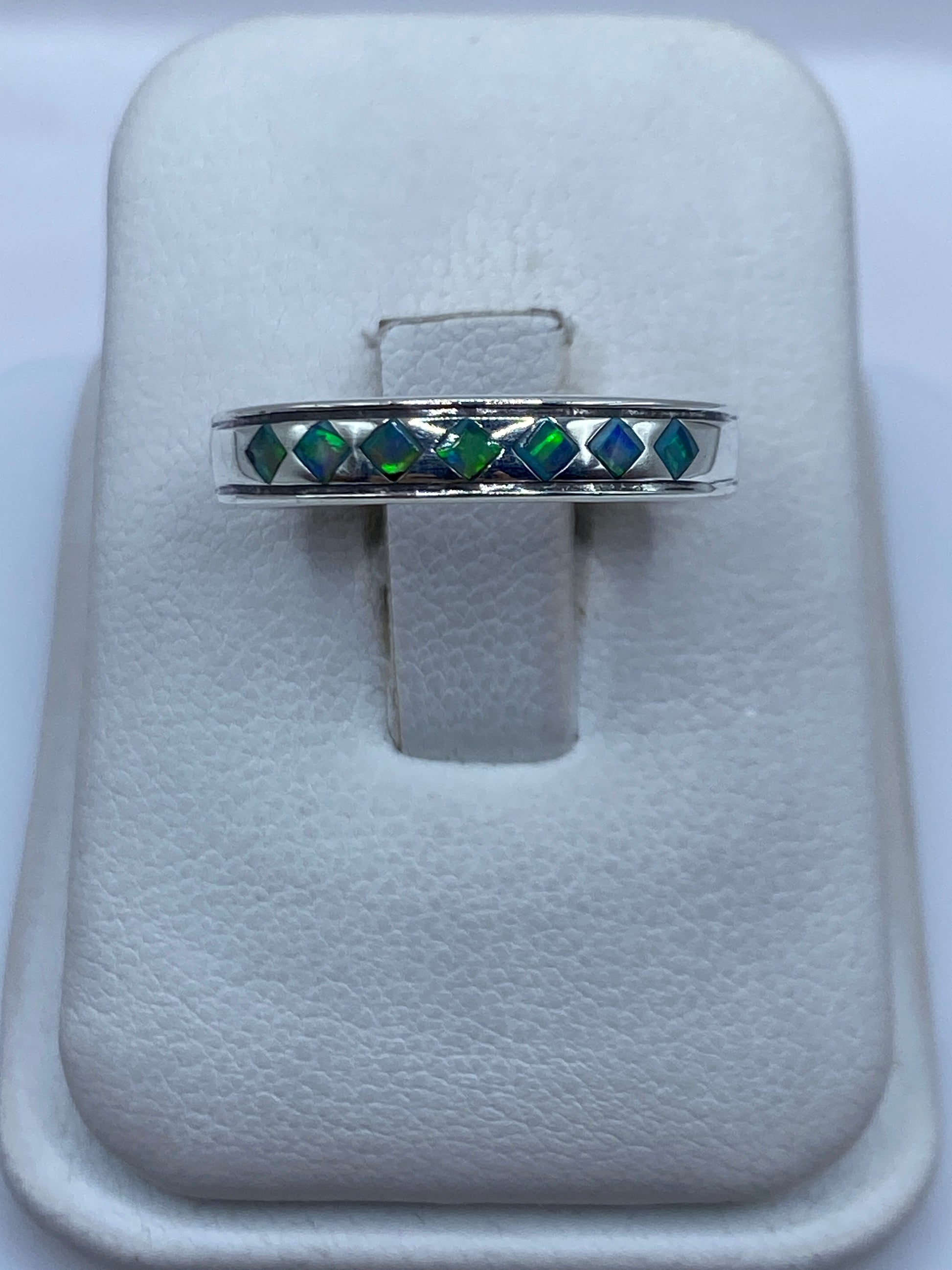 Anillo de plata .950 con ópalo de fuego azul en estuche blanco