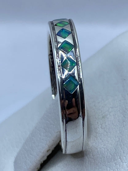 Detalle lateral del anillo ópalo en plata pura, perfil de la banda