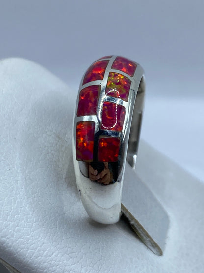 Anillo de plata .950 con ópalo rosa en dedo, mostrando el juego de colores natural de la piedra