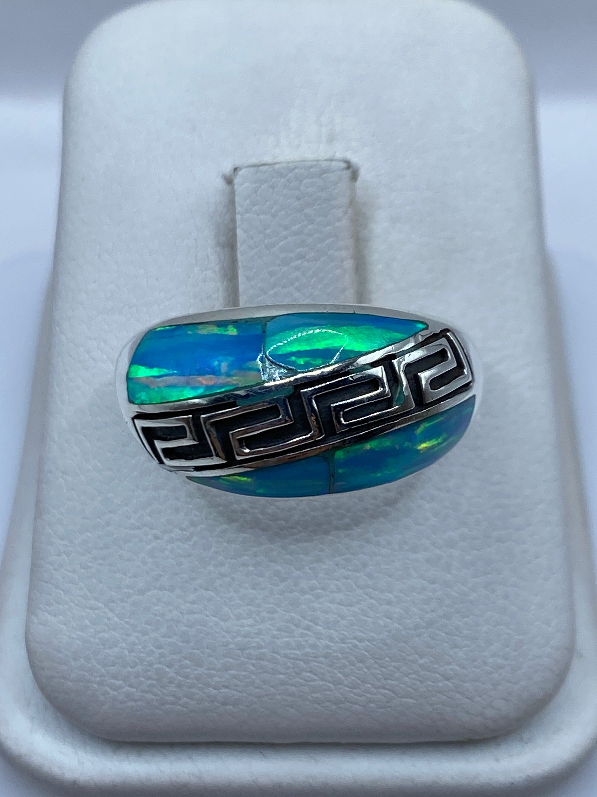 Anillo de plata .950 con ópalo de fuego azul cielo en caja de presentación