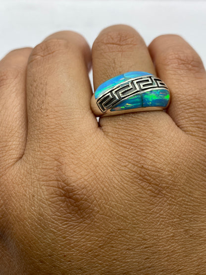 Vista lateral del anillo en plata .950 con grabado étnico en banda ancha