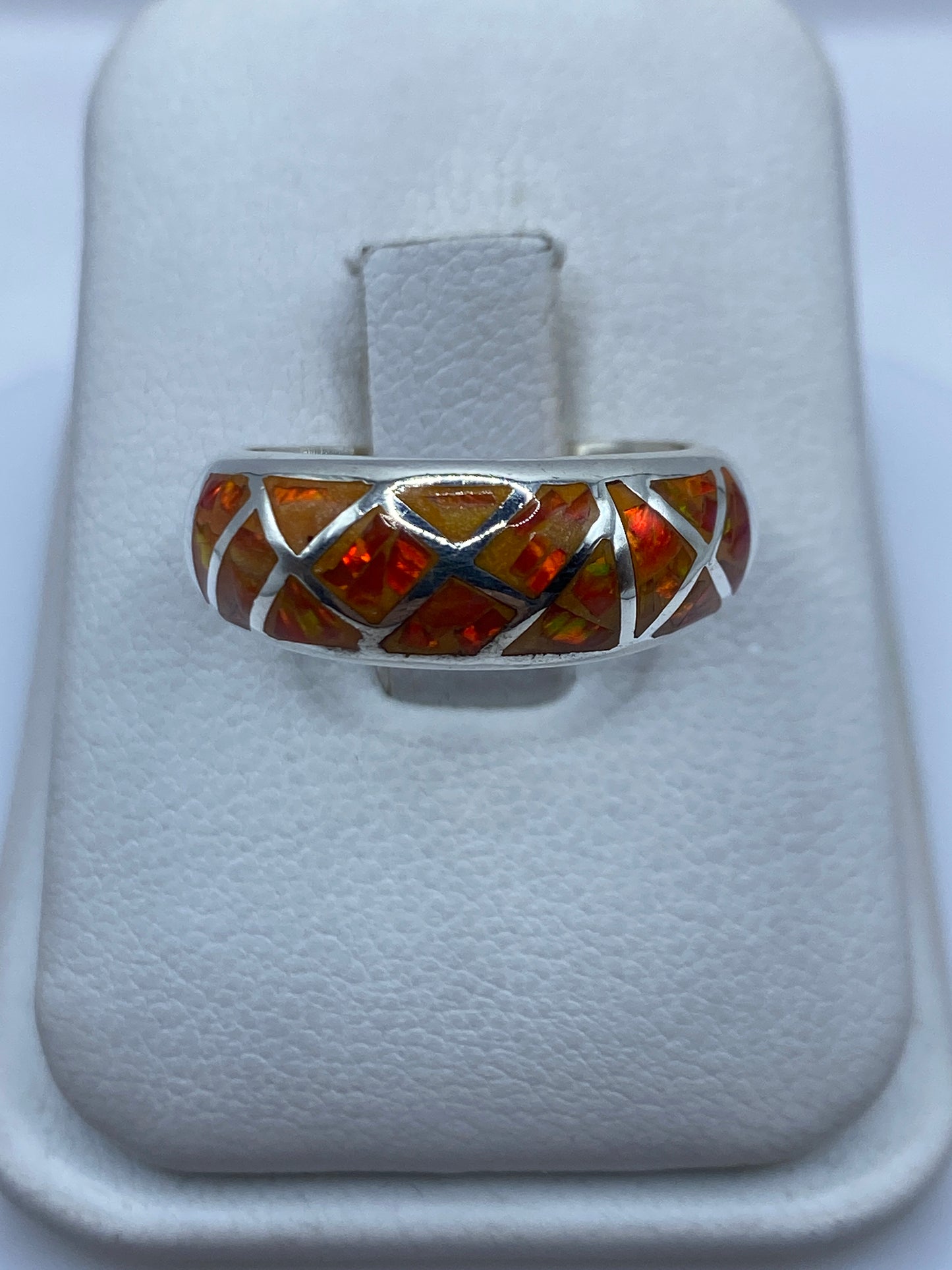 Anillo de plata .950 con ópalo de fuego naranja en estuche blanco, vista frontal