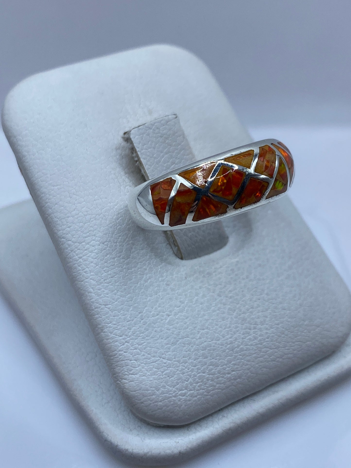 Ópalo de fuego naranja con brillo iridiscente en anillo de plata pura