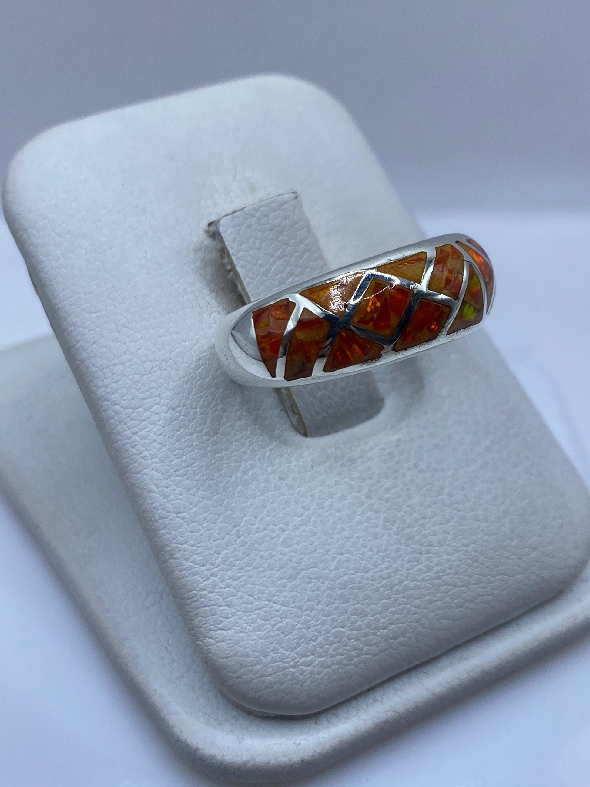 Ópalo de fuego naranja con brillo iridiscente en anillo de plata pura
