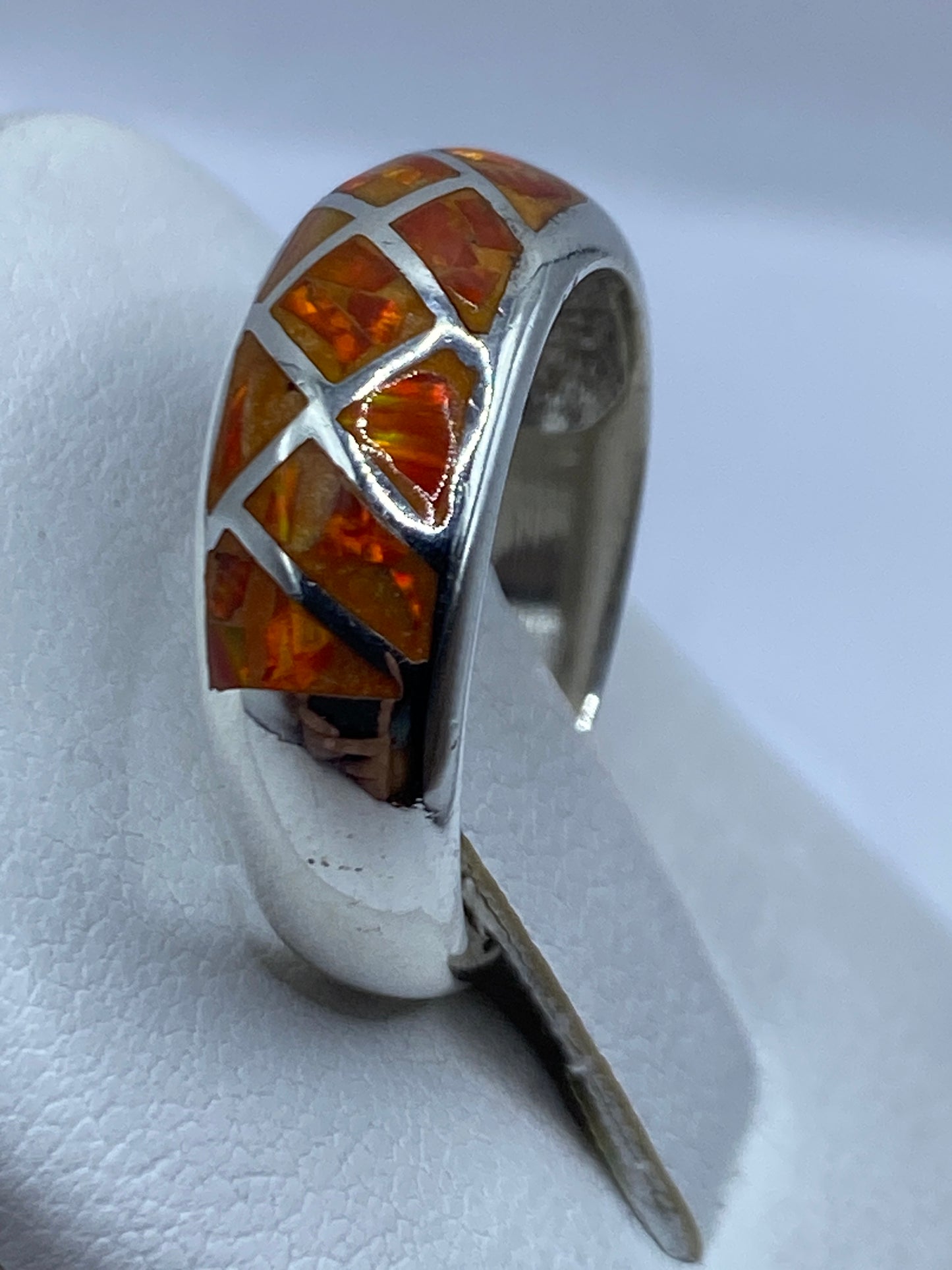 Anillo unisex en plata .950 con ópalo de fuego natural, usado en dedo
